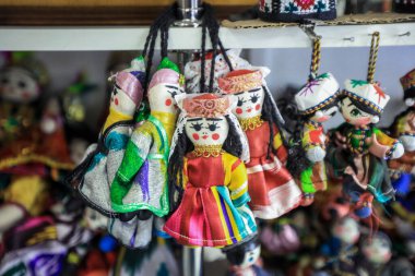 Buhara, Özbekistan - 12 Mayıs 2022: Geleneksel Pazar 'da Yerel Özbek Tarzında Parlak ve Renkli Hediyeler