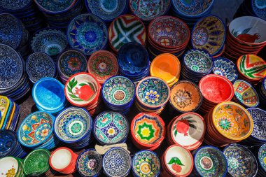 Buhara, Özbekistan - 12 Mayıs 2022: Yerel Özbek Desen Biçiminde Parlak ve Renkli Tabaklar