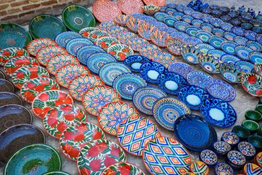 Buhara, Özbekistan - 12 Mayıs 2022: Yerel Özbek Desen Biçiminde Parlak ve Renkli Tabaklar