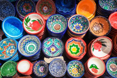 Buhara, Özbekistan - 12 Mayıs 2022: Yerel Özbek Desen Biçiminde Parlak ve Renkli Tabaklar