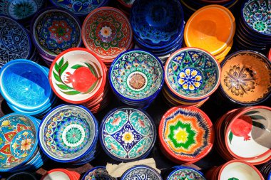 Buhara, Özbekistan - 12 Mayıs 2022: Yerel Özbek Desen Biçiminde Parlak ve Renkli Tabaklar