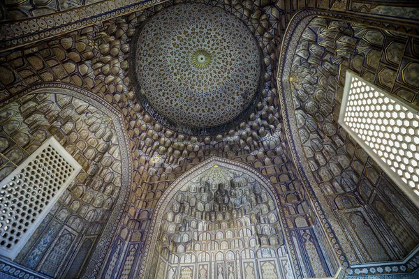 シャー ジンダ アンサンブルの伝統的なウズベク様式の古代東洋建築の詳細 — ストック写真