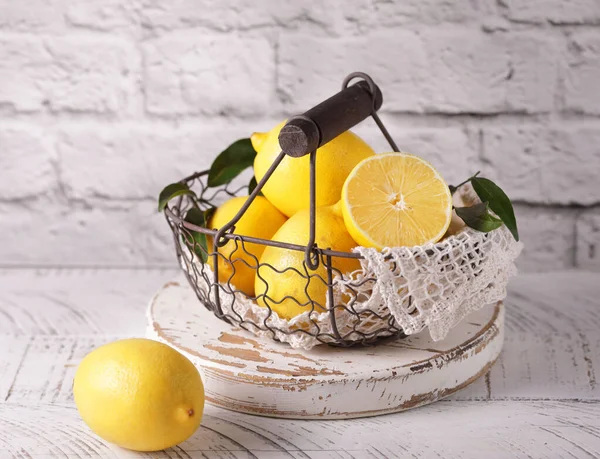 Stillleben Mit Frischen Zitronen Einem Weidenkorb Auf Weißem Hintergrund — Stockfoto