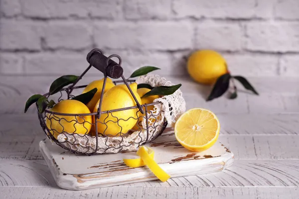 Stillleben Mit Frischen Zitronen Einem Weidenkorb Auf Weißem Hintergrund — Stockfoto