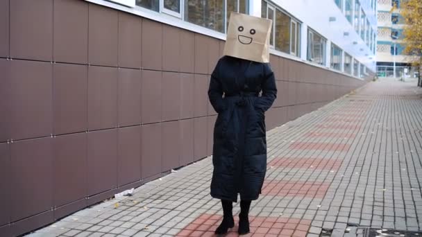 Sorridente felice sacchetto di carta faccia a piedi lungo la strada. — Video Stock
