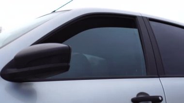 Otomatik araba camı açma ve kapama sistemi. Pencere açılıyor.