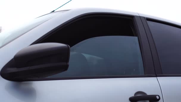 Système automatique d'ouverture et de fermeture verre de voiture. La fenêtre se ferme. — Video