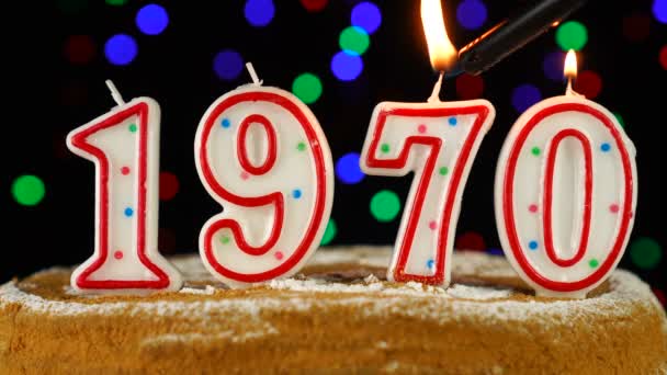 Geburtstagstorte mit weißen brennenden Kerzen in Form der Zahl 1970 — Stockvideo