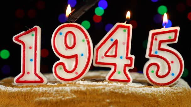 Verjaardagstaart met witte brandende kaarsen in de vorm van nummer 1945 — Stockvideo
