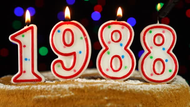 1988年（昭和63年）番号の形で白火のろうそく付きの誕生日ケーキ — ストック動画