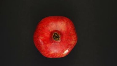 Siyah arka plan izolasyonu üzerinde dönen nar veya punica granatum. Taze meyve suyu, meyve, vitamin ve yaz konsepti.