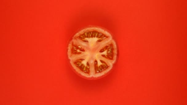 Tomatengroente geïsoleerd op rode achtergrond, roteren. — Stockvideo