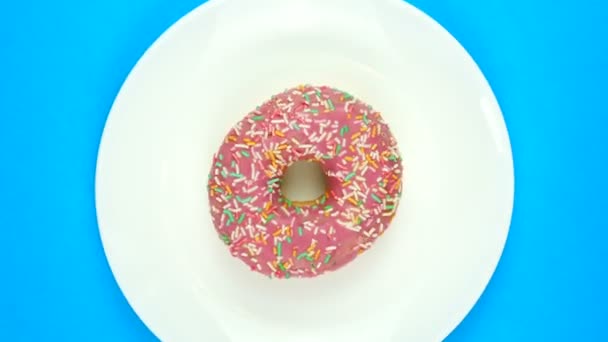 Donut liso en una placa gira 360 grados, vista superior — Vídeos de Stock