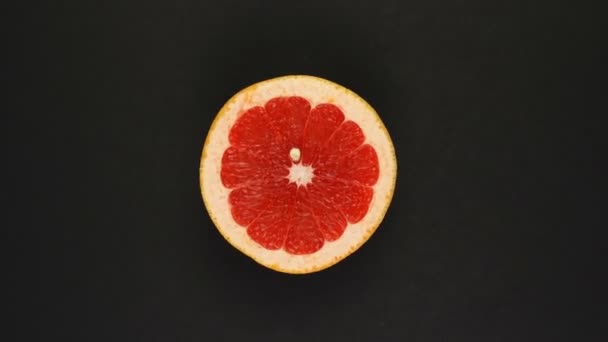 圆圆的新鲜多汁的柑橘类柚子片旋转。健康饮食的概念 — 图库视频影像