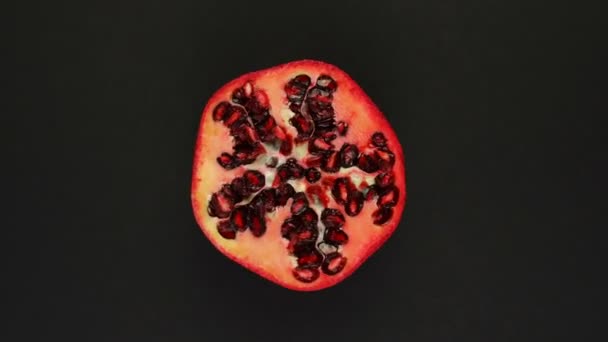 Fatias cortadas suculentas redondas frescas da romã vermelha giram. O conceito de alimentação saudável — Vídeo de Stock
