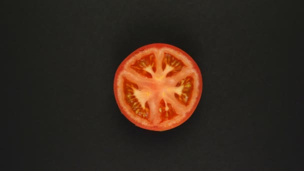 Fatias cortadas suculentas redondas frescas do tomate vermelho giram. O conceito de alimentação saudável — Vídeo de Stock