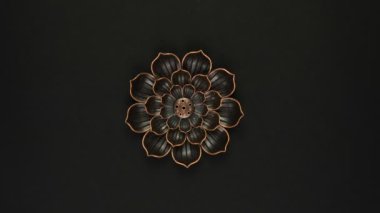 Siyah üzerine izole edilmiş demir çiçeğin dönüşü. 360 derece döndürme.