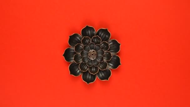 Rotierendes Mandala-Muster metallisch auf rotem Hintergrund. — Stockvideo