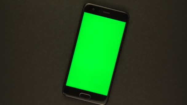 Snelle rotatie van smartphone geïsoleerd op zwart. 360 graden rotatie. — Stockvideo