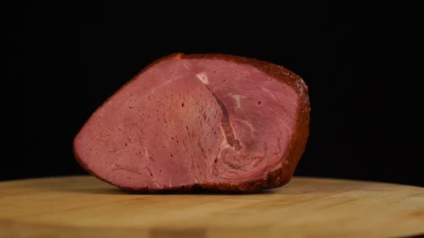 Мармуровий м'ясний наріз з яловичини, що швидко обертається на чорному тлі — стокове відео