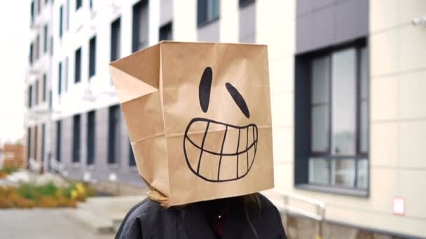Mujer en bolsa de papel ecológico feliz en la cabeza — Vídeo de stock