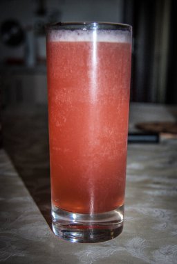 Soğuk içecek ve buz dolu bardaklar. 