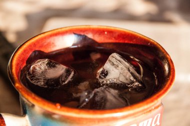 Soğuk içecek ve buz dolu bardaklar. 