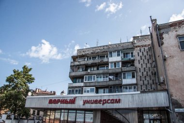 Rusya 'nın taşrasındaki eski bina açık havada yakın plan taştan yapılmış. 