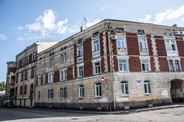 Rusya 'nın taşrasındaki eski bina açık havada yakın plan taştan yapılmış. 
