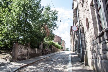 Rusya 'nın taşrasındaki eski bina açık havada yakın plan taştan yapılmış. 