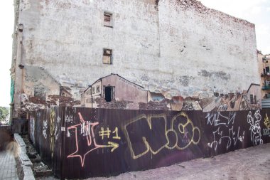 Rusya 'nın taşrasındaki eski bina açık havada yakın plan taştan yapılmış. 