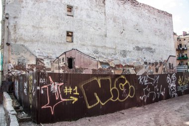 Rusya 'nın taşrasındaki eski bina açık havada yakın plan taştan yapılmış. 