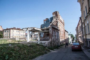 Rusya 'nın taşrasındaki eski bina açık havada yakın plan taştan yapılmış. 