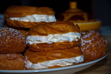 Kapalı tabakta kremalı kek 