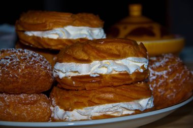 Kapalı tabakta kremalı kek 