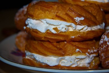 Kapalı tabakta kremalı kek 