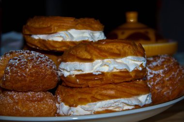 Kapalı tabakta kremalı kek 