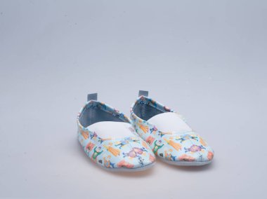 Beyaz arka planda deri kadın ayakkabıları.