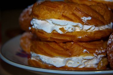 Kapalı tabakta kremalı kek 