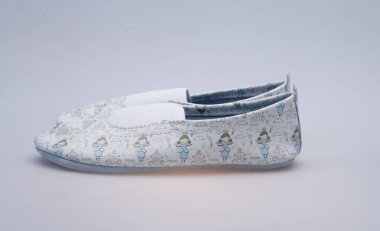 Beyaz arka planda deri kadın ayakkabıları.