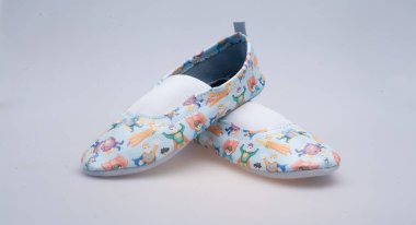 Beyaz arka planda deri kadın ayakkabıları.