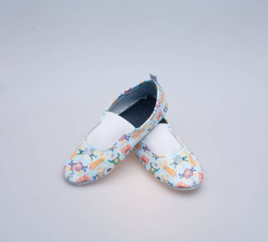 Beyaz arka planda deri kadın ayakkabıları.