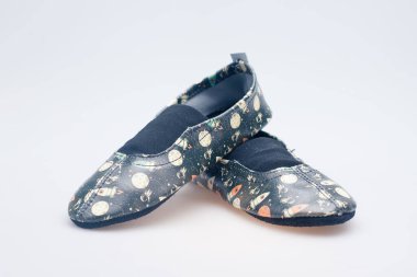 Beyaz arka planda deri kadın ayakkabıları.