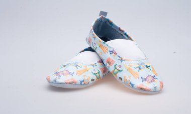 Beyaz arka planda deri kadın ayakkabıları.