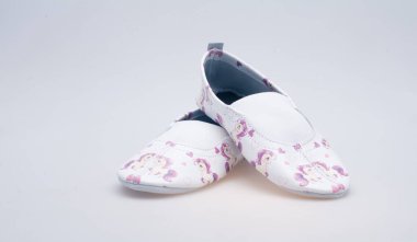 Beyaz arka planda deri kadın ayakkabıları.