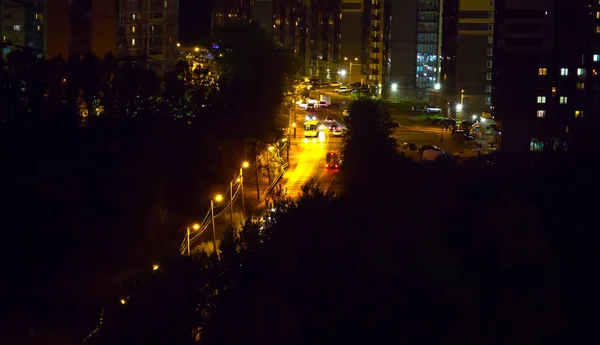 Şehrin Kenar Mahallelerindeki Yeni Binaların Üzerinde Gün Batımı — Stok fotoğraf