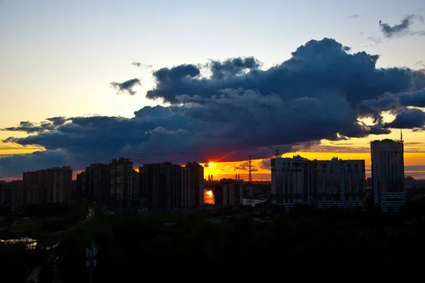 Západ Slunce Nad Novými Budovami Okraji Města — Stock fotografie