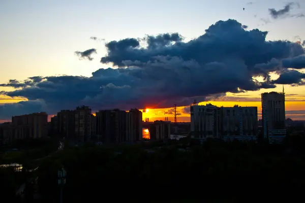 Západ Slunce Nad Novými Budovami Okraji Města — Stock fotografie