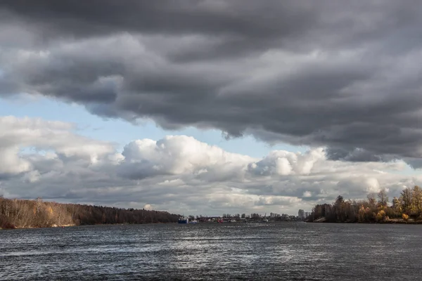 Zbliżenie Panoramy Wody Widok Brzegu — Zdjęcie stockowe