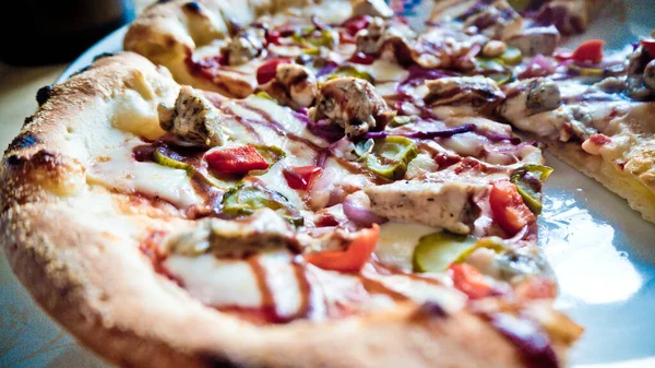 Pizzas Artisanales Gros Plan Sur Une Assiette — Photo